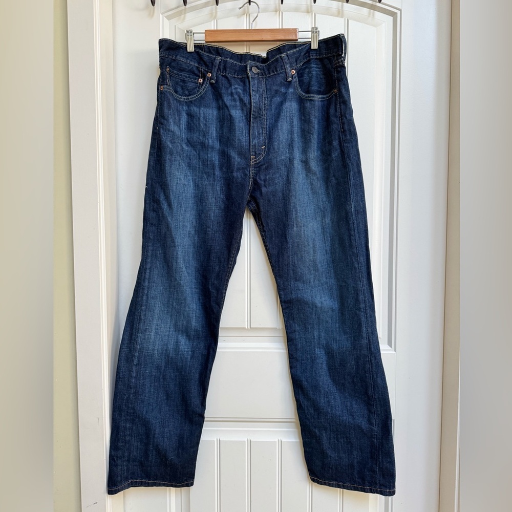 Levi’s 505 Regular Fit Mid Wash 100% Cotton Jeans. Size 40 x 32 (measures 31)